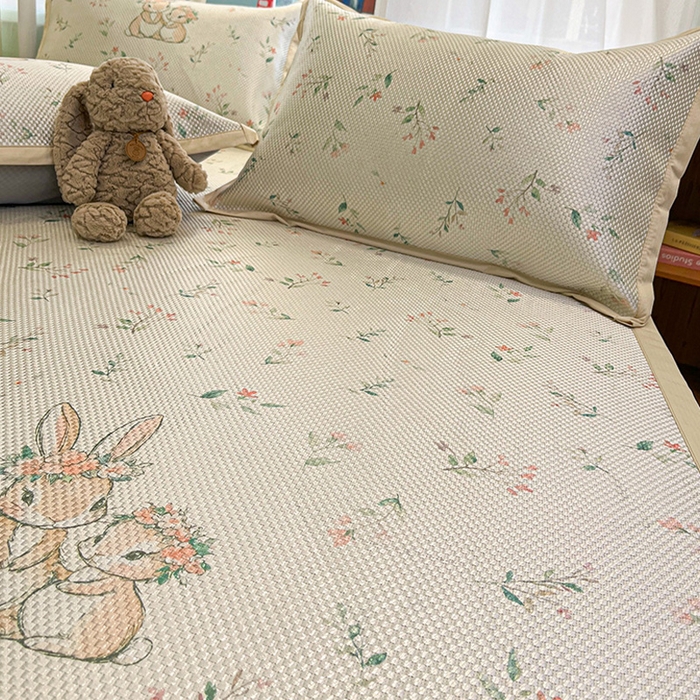 91家纺网 家纺一手货源 找家纺 布卢姆床垫2025新款A类数码印花冰藤席夏凉席--床席款 花园小兔