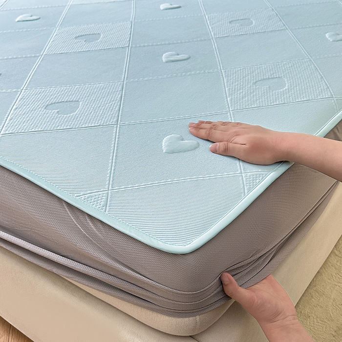 91家纺网 家纺一手货源 找家纺 布卢姆床垫2025新款A类PE乙纶冰豆豆床笠款凉席 菱格爱心