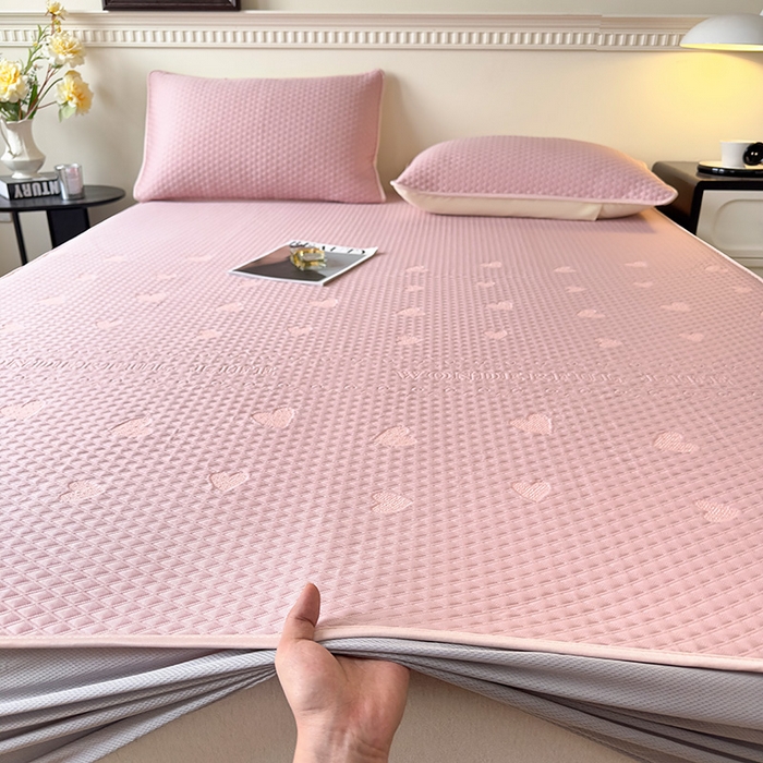 91家纺网 家纺一手货源 找家纺 布卢姆床垫2025新款A类PE乙纶冰豆豆床笠款凉席 爱心字母