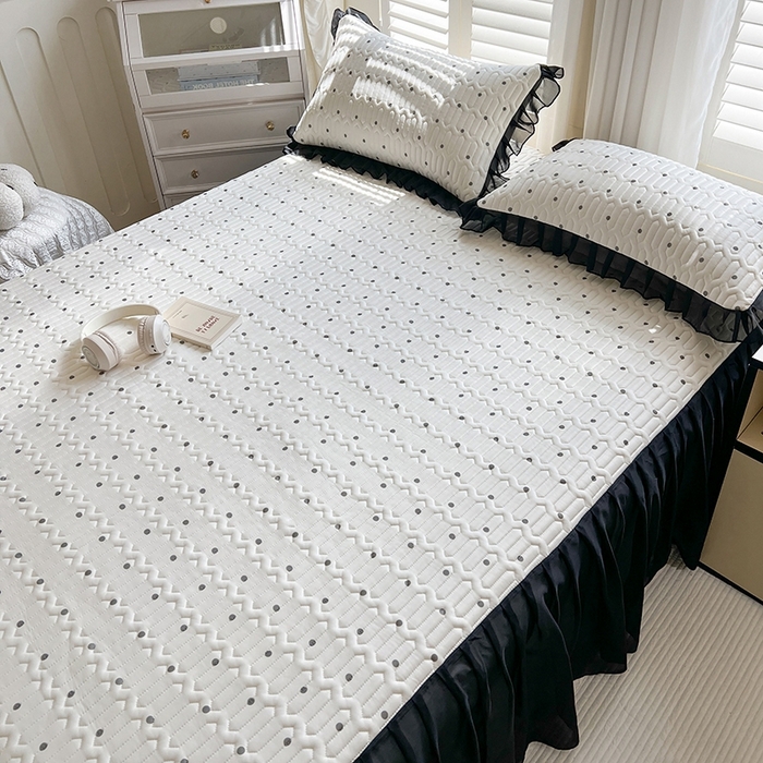 91家纺网 家纺一手货源 找家纺 慕澄2025新款小清新印花凉感丝花床裙款乳胶凉席 黑波点