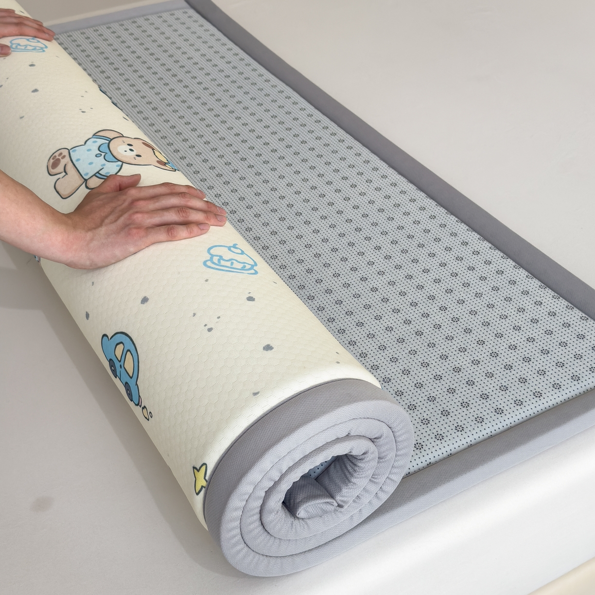 91家纺网 家纺一手货源 找家纺 席世家 2025新款印花豆豆多功能垫 汽车小熊