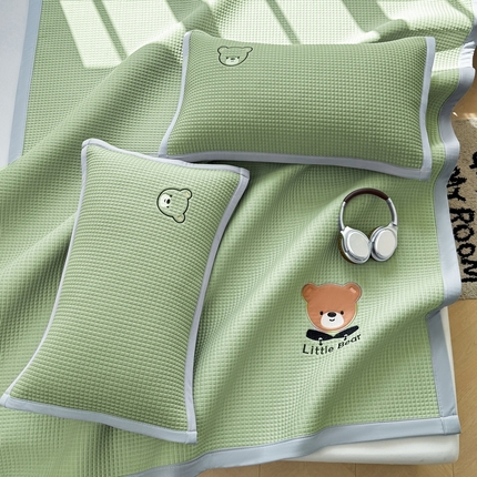 91家纺网 家纺一手货源 找家纺 （总）爱思凯2025新款【瑞宝熊】PE真豆豆床席款凉席 场景二