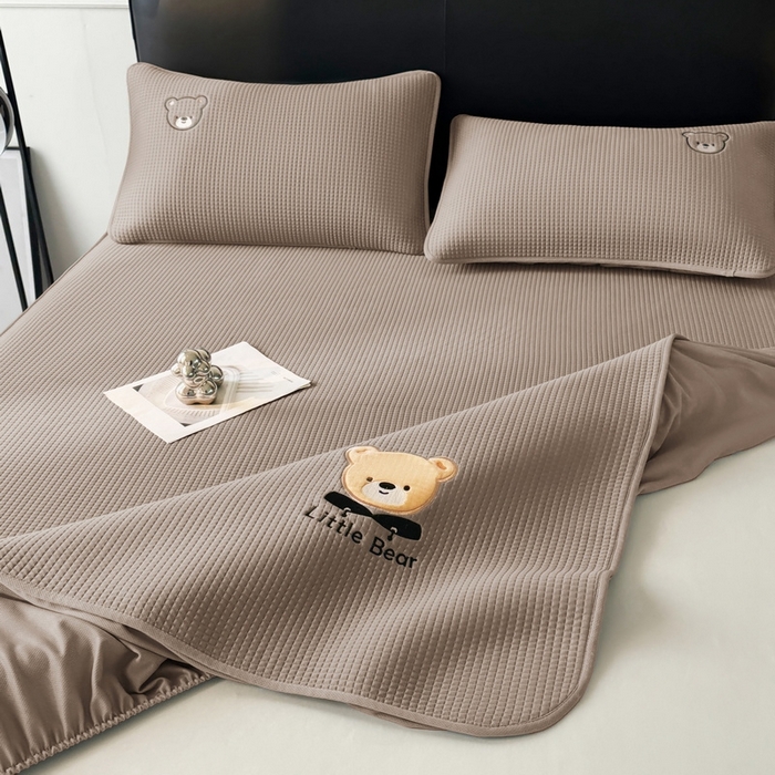 91家纺网 家纺一手货源 找家纺 （总）爱思凯2025新款【瑞宝熊】PE真豆豆-床笠款凉席  场景三