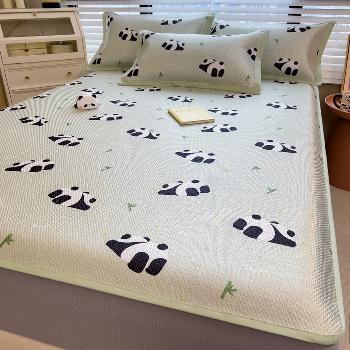 91家纺网 家纺一手货源 找家纺 布卢姆床垫2025新款A类数码印花冰藤席夏凉席--床笠款 熊猫乐乐