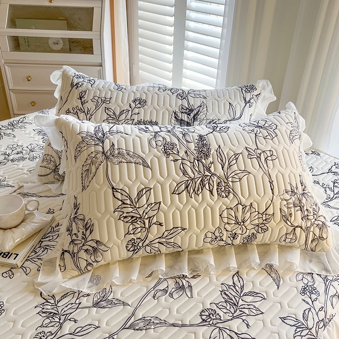 91家纺网 家纺一手货源 找家纺 慕澄2025新款小清新印花凉感丝花床裙款乳胶凉席 赫本