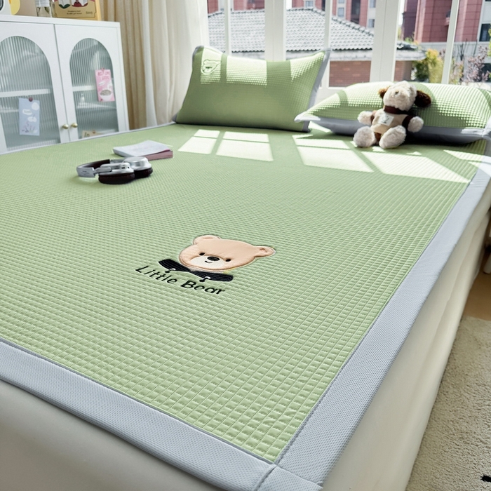 91家纺网 家纺一手货源 找家纺 （总）爱思凯2025新款【瑞宝熊】PE真豆豆床席款凉席 场景二