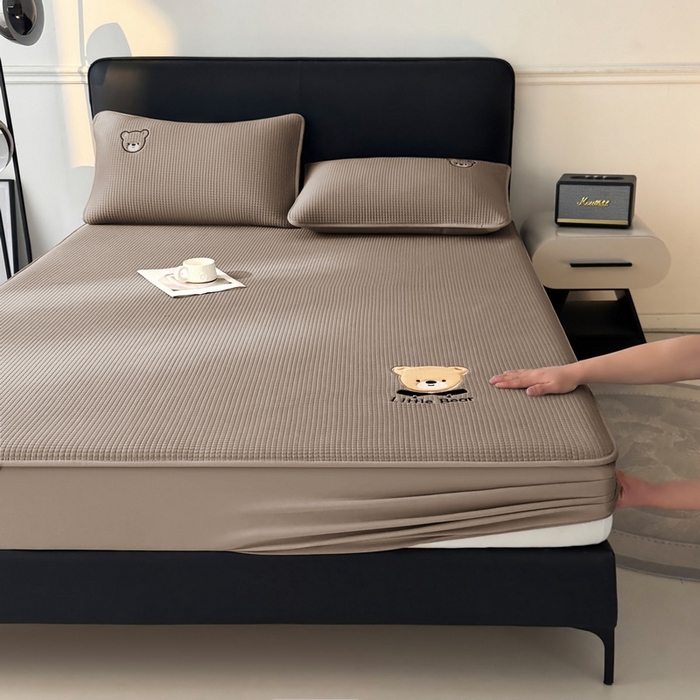 91家纺网 家纺一手货源 找家纺 （总）爱思凯2025新款【瑞宝熊】PE真豆豆-床笠款凉席  场景三