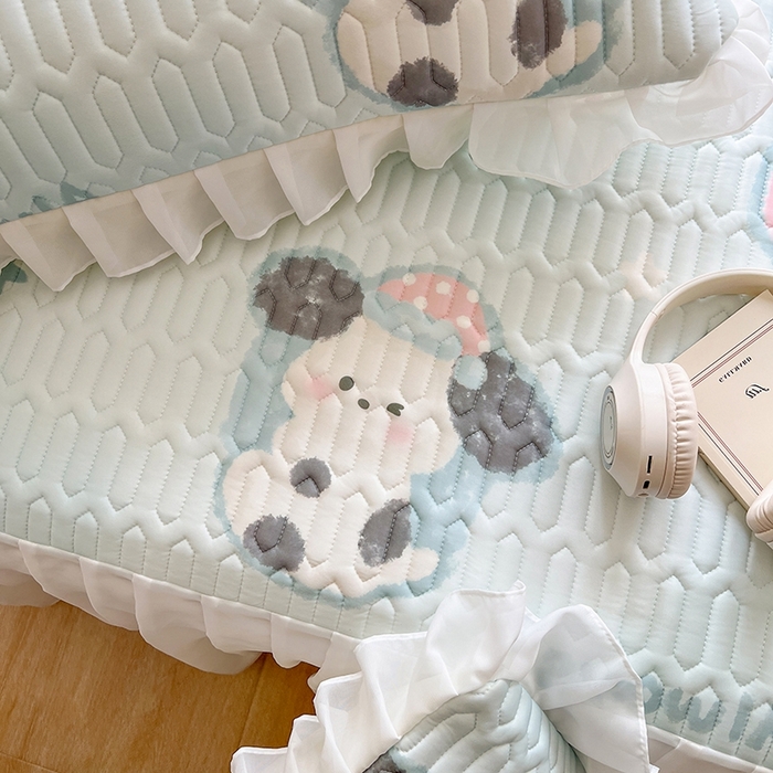 91家纺网 家纺一手货源 找家纺 慕澄2025新款小清新印花凉感丝花床裙款乳胶凉席 嘟嘟旺仔