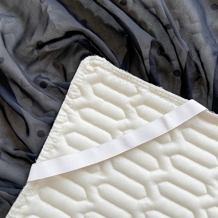 91家纺网 家纺一手货源 找家纺 慕澄2025新款小版印花床裙款乳胶凉席凉感丝夏被四件套 黑波点