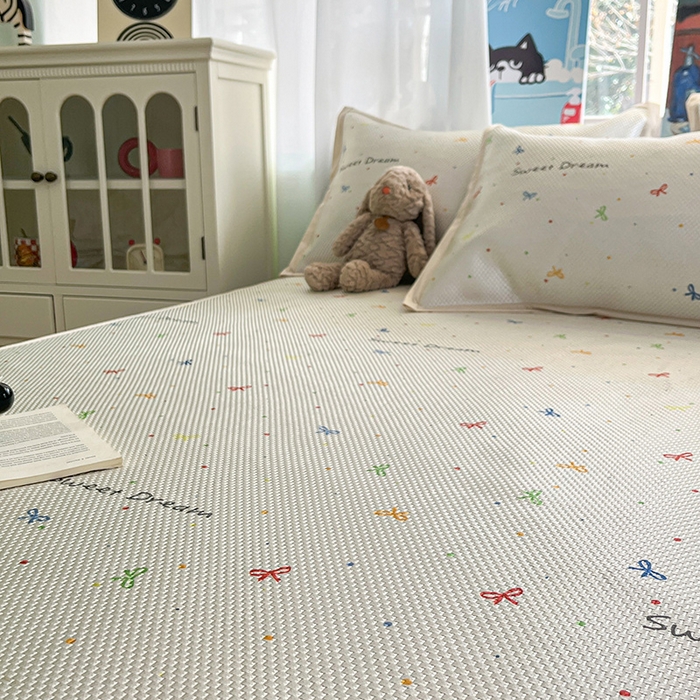 91家纺网 家纺一手货源 找家纺 布卢姆床垫2025新款A类数码印花冰藤席夏凉席--床笠款 波点蝴蝶结床笠