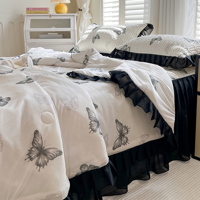 91家纺网 家纺一手货源 找家纺 慕澄2025新款小版印花床裙款乳胶凉席凉感丝夏被四件套 黑蝴蝶