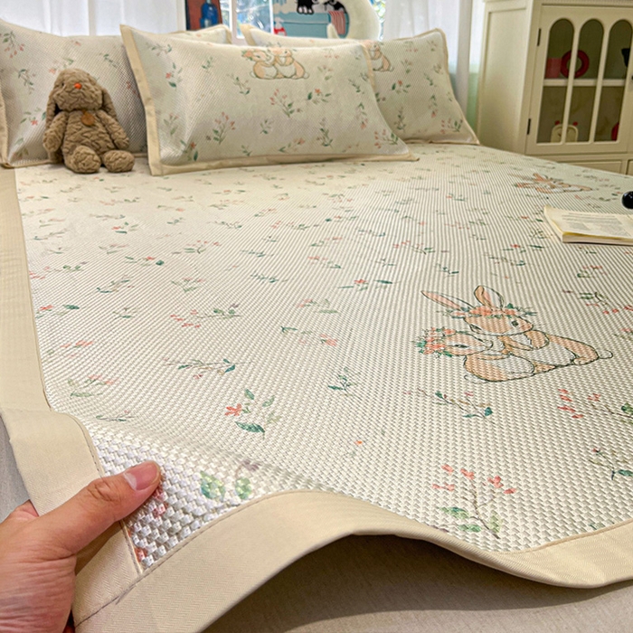 91家纺网 家纺一手货源 找家纺 布卢姆床垫2025新款A类数码印花冰藤席夏凉席--床席款 花园小兔