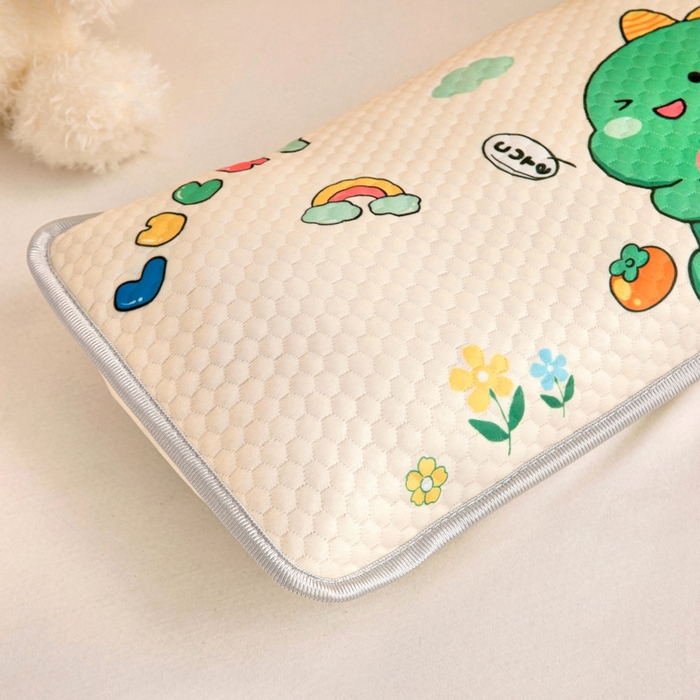 91家纺网 家纺一手货源 找家纺 富馨莱 2025新款儿童冰丝豆豆枕套 恐龙漫画