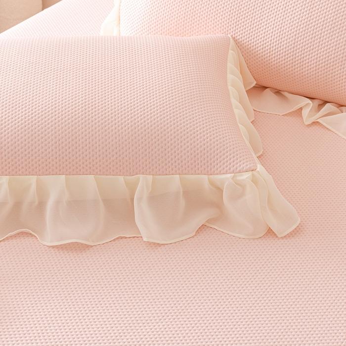 91家纺网 家纺一手货源 找家纺 好儿喜家纺2025新款海洋丝凉感豆豆床裙凉席-花蜜 浅粉 