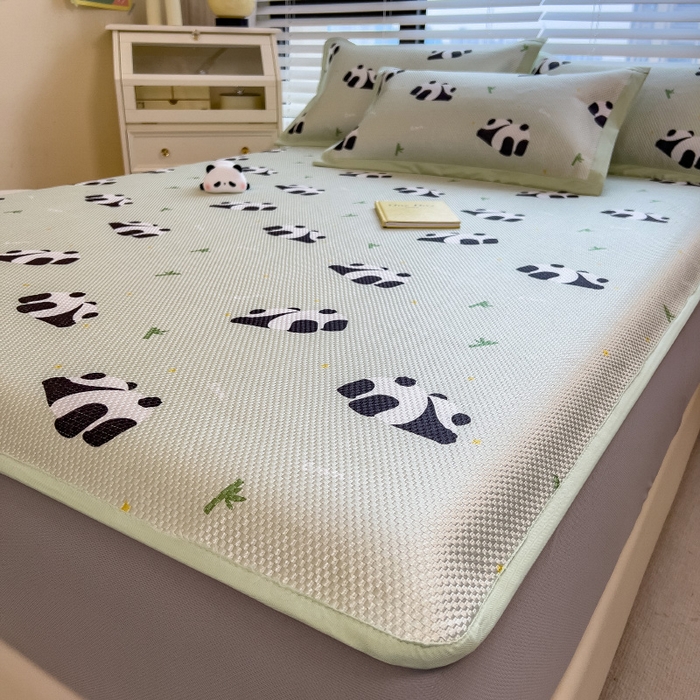 91家纺网 家纺一手货源 找家纺 布卢姆床垫2025新款A类数码印花冰藤席夏凉席--床笠款 熊猫乐乐