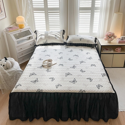 91家纺网 家纺一手货源 找家纺 慕澄2025新款小清新印花凉感丝花床裙款乳胶凉席 黑蝴蝶