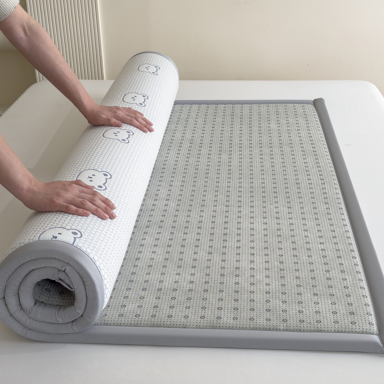 91家纺网 家纺一手货源 找家纺 席世家 2025新款凉感豆豆多功能垫 小熊-蓝