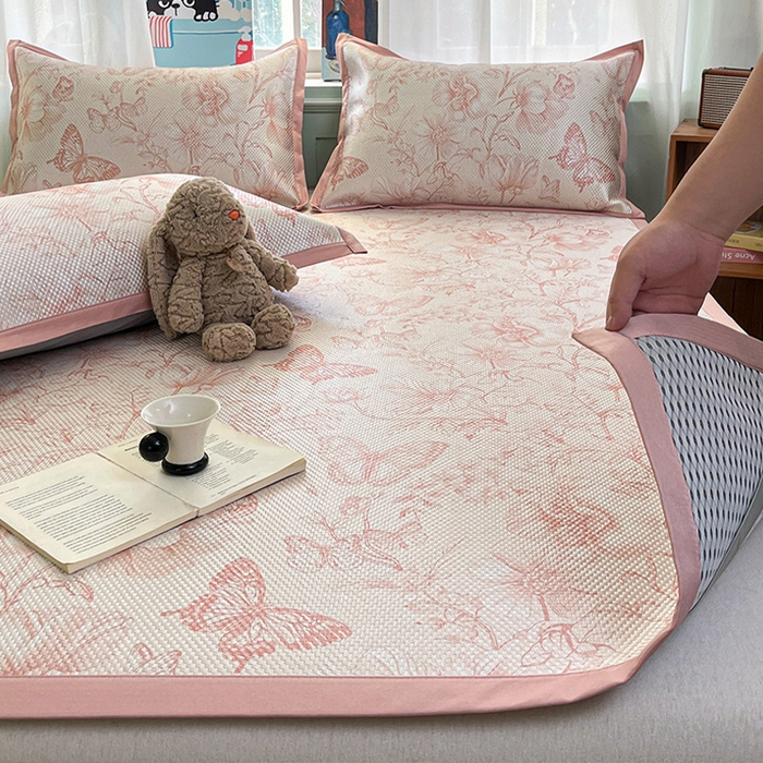 91家纺网 家纺一手货源 找家纺 布卢姆床垫2025新款A类数码印花冰藤席夏凉席--床席款 森林蝴蝶