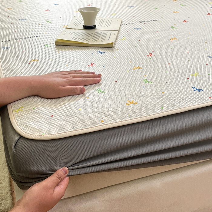 91家纺网 家纺一手货源 找家纺 布卢姆床垫2025新款A类数码印花冰藤席夏凉席--床笠款 波点蝴蝶结床笠