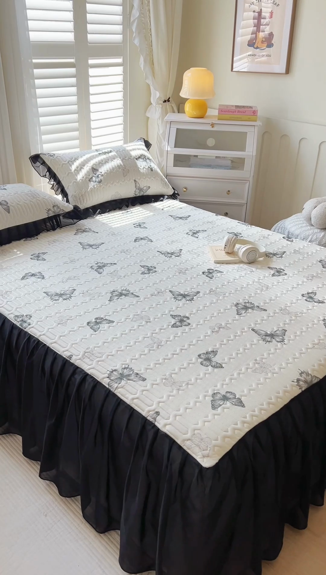 91家纺网 家纺一手货源 找家纺 慕澄2025新款小清新印花凉感丝花床裙款乳胶凉席 黑蝴蝶