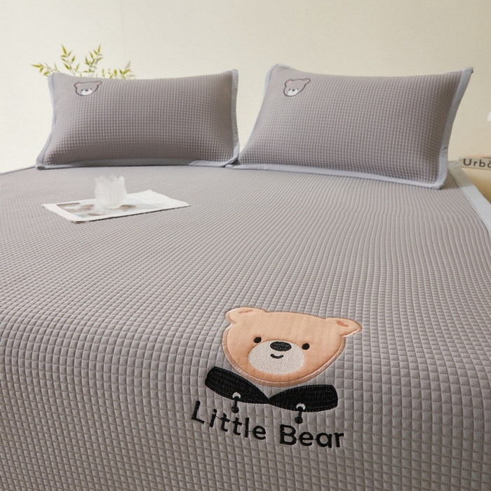 91家纺网 家纺一手货源 找家纺 （总）爱思凯2025新款【瑞宝熊】PE真豆豆床席款凉席 场景一