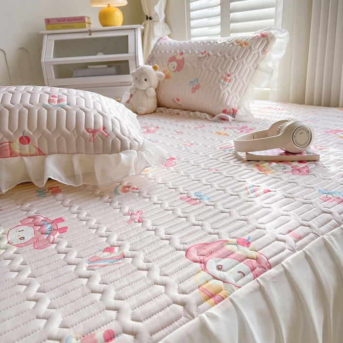 91家纺网 家纺一手货源 找家纺 慕澄2025新款小清新印花凉感丝花床裙款乳胶凉席 美乐蒂