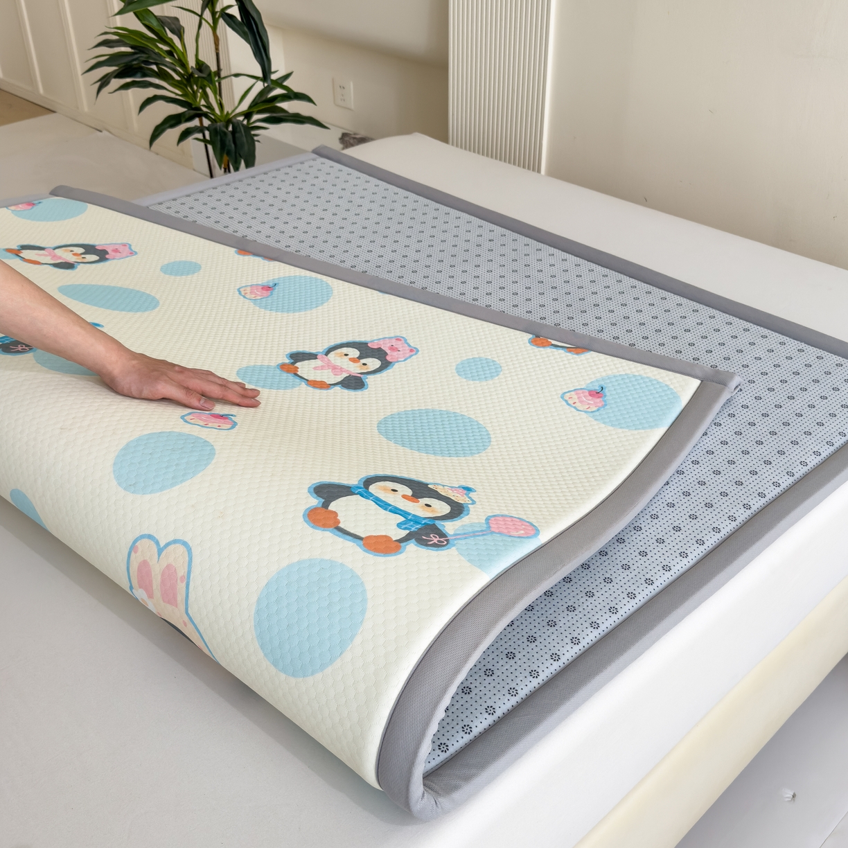 91家纺网 家纺一手货源 找家纺 席世家 2025新款印花豆豆多功能垫 小企鹅