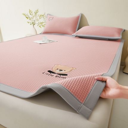 91家纺网 家纺一手货源 找家纺 （总）爱思凯2025新款【瑞宝熊】PE真豆豆床席款凉席 场景一