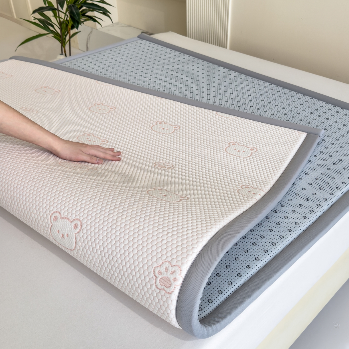 91家纺网 家纺一手货源 找家纺 席世家 2025新款凉感豆豆多功能垫 小熊-粉