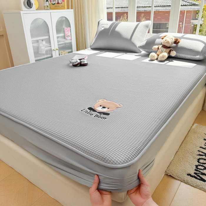 91家纺网 家纺一手货源 找家纺 （总）爱思凯2025新款【瑞宝熊】PE真豆豆-床笠款凉席  场景二