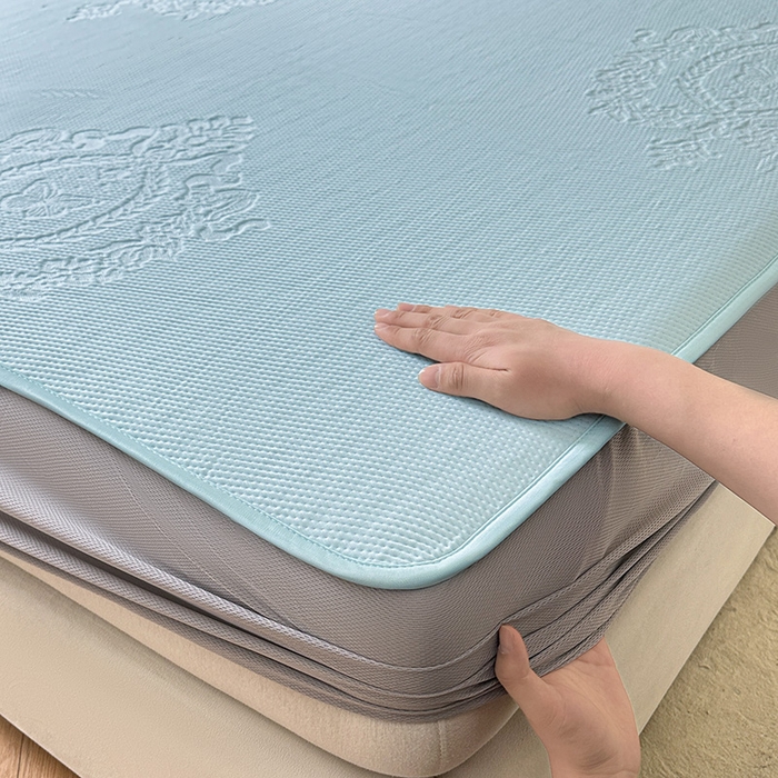 91家纺网 家纺一手货源 找家纺 布卢姆床垫2025新款A类PE乙纶冰豆豆床笠款凉席 蝴蝶花镜 蓝