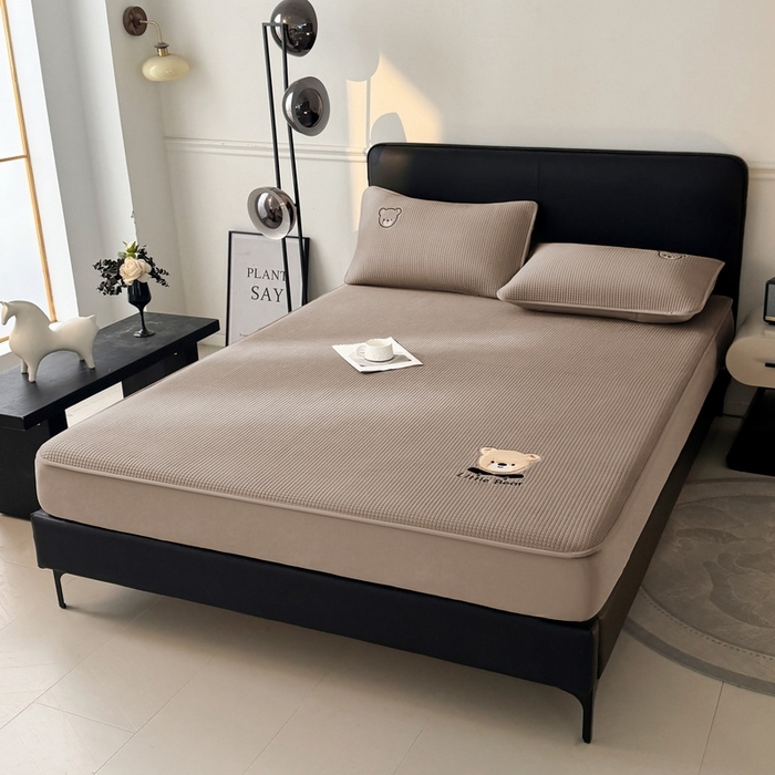 91家纺网 家纺一手货源 找家纺 （总）爱思凯2025新款【瑞宝熊】PE真豆豆-床笠款凉席  场景三