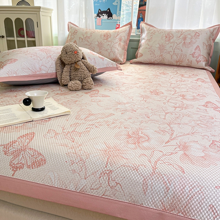 91家纺网 家纺一手货源 找家纺 布卢姆床垫2025新款A类数码印花冰藤席夏凉席--床席款 森林蝴蝶