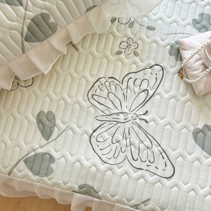 91家纺网 家纺一手货源 找家纺 慕澄2025新款小清新印花凉感丝花床裙款乳胶凉席 绿色蝶