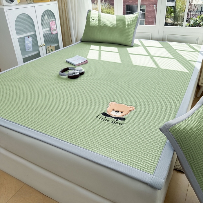 91家纺网 家纺一手货源 找家纺 （总）爱思凯2025新款【瑞宝熊】PE真豆豆床席款凉席 场景二