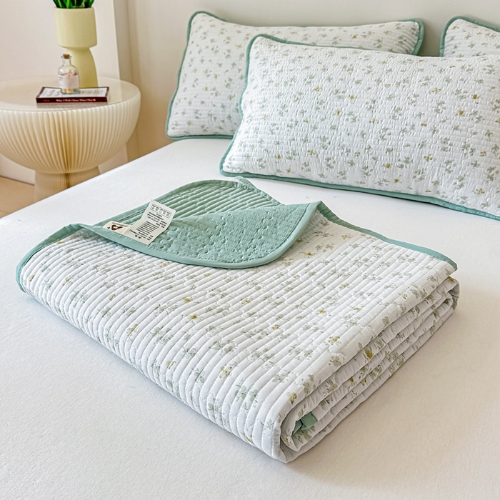 91家纺网 家纺一手货源 找家纺 橘夏家纺2025爆款棉感珍珠绸印花床盖三件套 花非花-仙踪绿