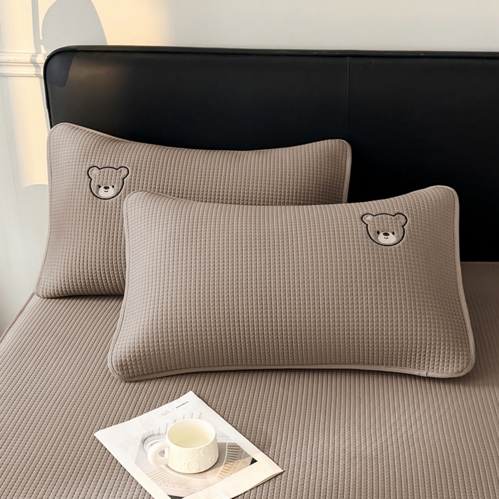 91家纺网 家纺一手货源 找家纺 （总）爱思凯2025新款【瑞宝熊】PE真豆豆-床笠款凉席  场景三