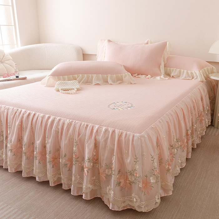 91家纺网 家纺一手货源 找家纺 好儿喜家纺2025新款海洋丝凉感豆豆床裙凉席-花蜜 浅粉 