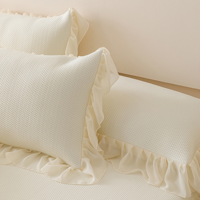 91家纺网 家纺一手货源 找家纺 好儿喜家纺2025新款海洋丝凉感豆豆床裙凉席-花蜜 奶白