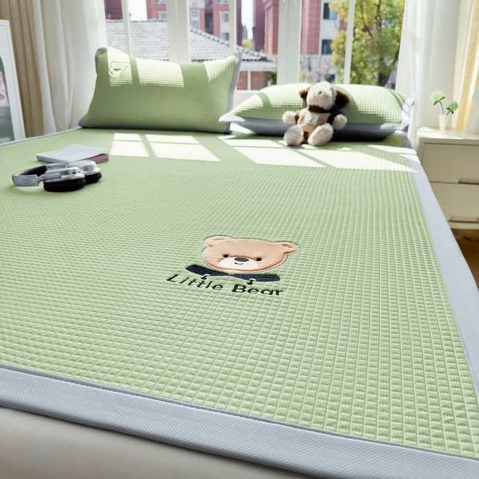 91家纺网 家纺一手货源 找家纺 （总）爱思凯2025新款【瑞宝熊】PE真豆豆床席款凉席 场景二