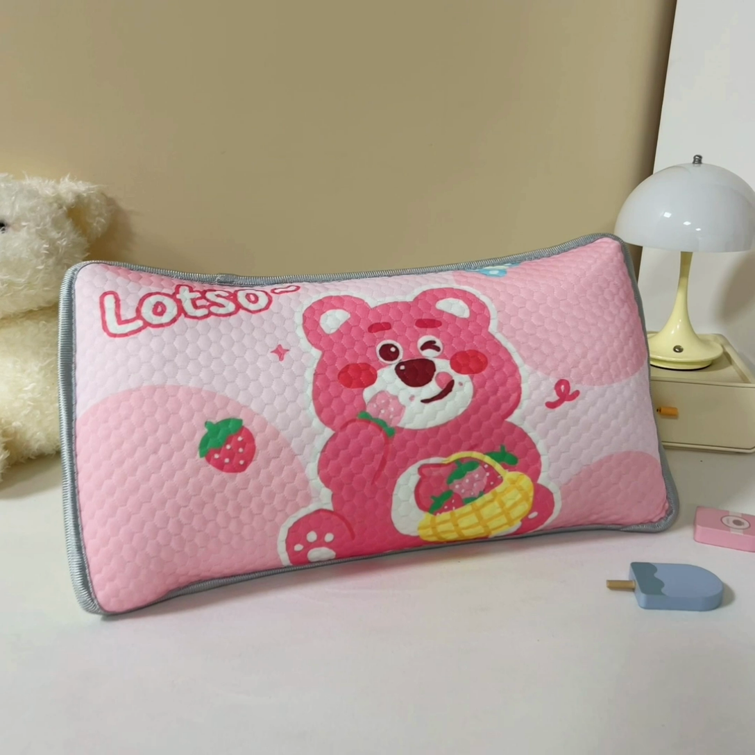 91家纺网 家纺一手货源 找家纺 富馨莱 2025新款儿童冰丝豆豆枕套 草莓小熊