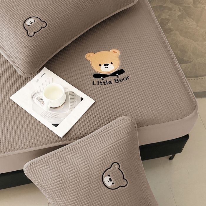 91家纺网 家纺一手货源 找家纺 （总）爱思凯2025新款【瑞宝熊】PE真豆豆-床笠款凉席  场景三