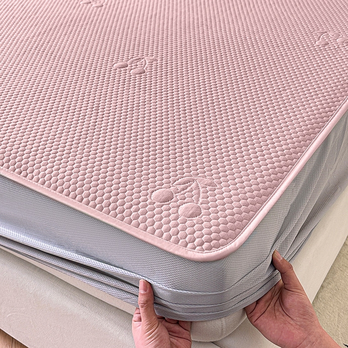 91家纺网 家纺一手货源 找家纺 布卢姆床垫2025新款A类PE乙纶冰豆豆床笠款凉席 樱桃粉