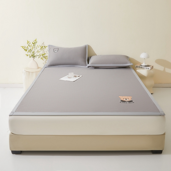 91家纺网 家纺一手货源 找家纺 （总）爱思凯2025新款【瑞宝熊】PE真豆豆床席款凉席 场景一