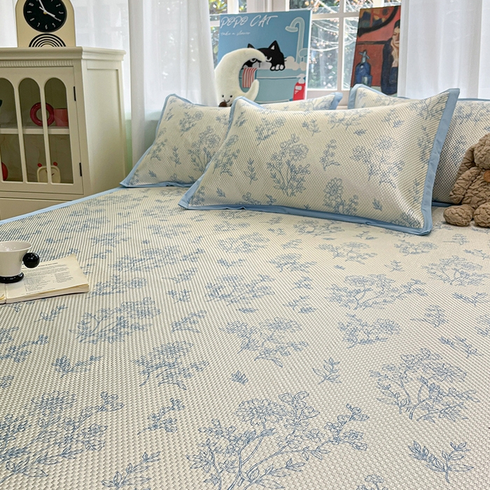 91家纺网 家纺一手货源 找家纺 布卢姆床垫2025新款A类数码印花冰藤席夏凉席--床席款 雏菊花影