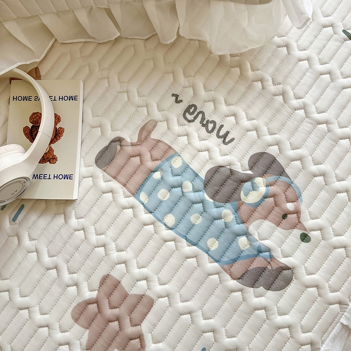 91家纺网 家纺一手货源 找家纺 慕澄2025新款小清新印花凉感丝花床裙款乳胶凉席 星星狗