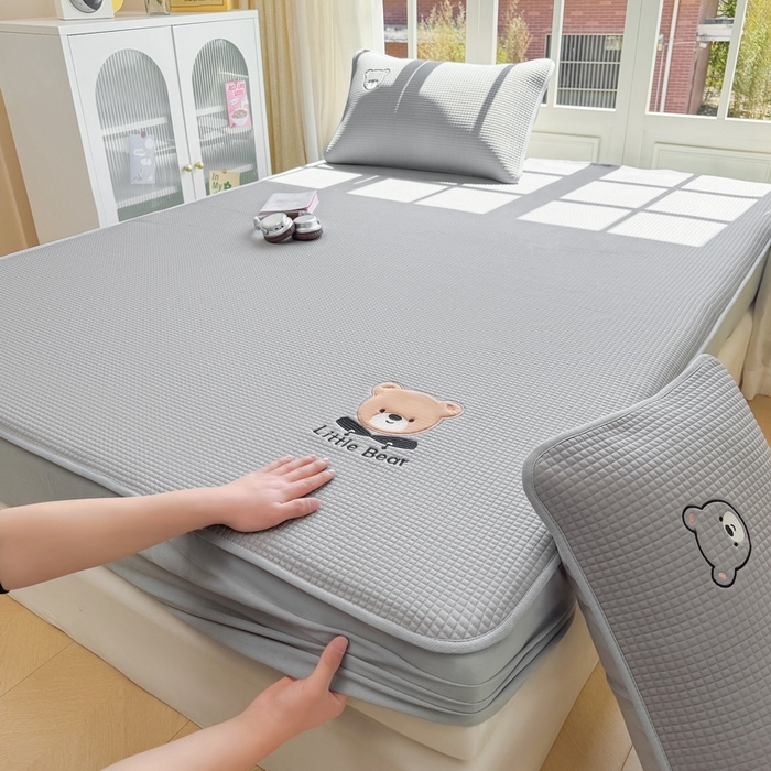 91家纺网 家纺一手货源 找家纺 （总）爱思凯2025新款【瑞宝熊】PE真豆豆-床笠款凉席  场景二