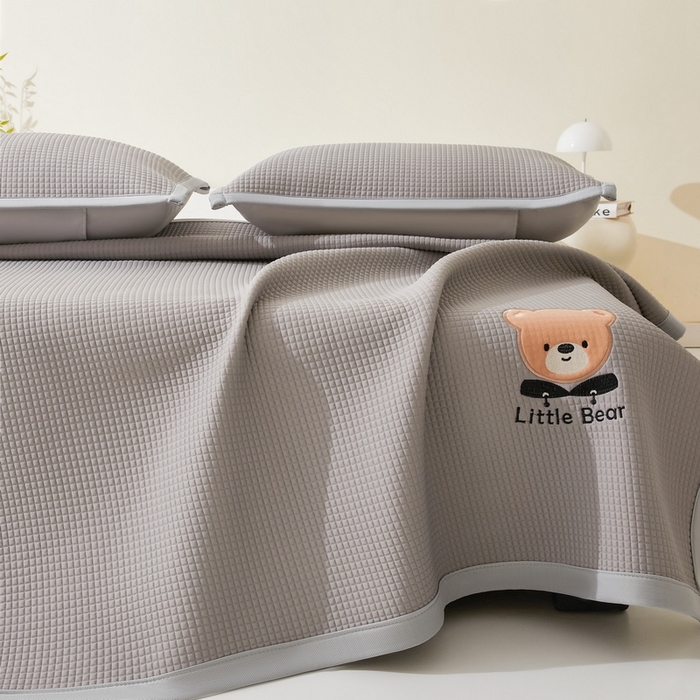 91家纺网 家纺一手货源 找家纺 （总）爱思凯2025新款【瑞宝熊】PE真豆豆床席款凉席 场景一