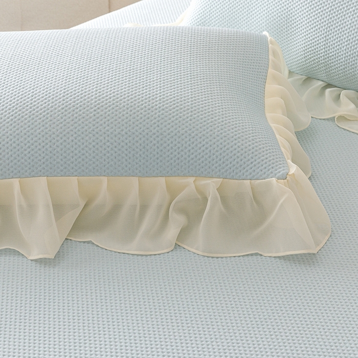 91家纺网 家纺一手货源 找家纺 好儿喜家纺2025新款海洋丝凉感豆豆床裙凉席-花蜜 浅蓝 