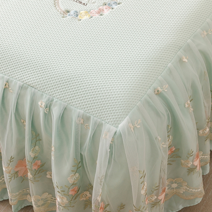 91家纺网 家纺一手货源 找家纺 好儿喜家纺2025新款海洋丝凉感豆豆床裙凉席-花蜜 浅绿 